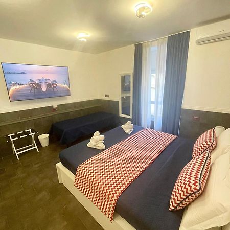 Hotel Yacht Club Angioino Napoli Esterno foto