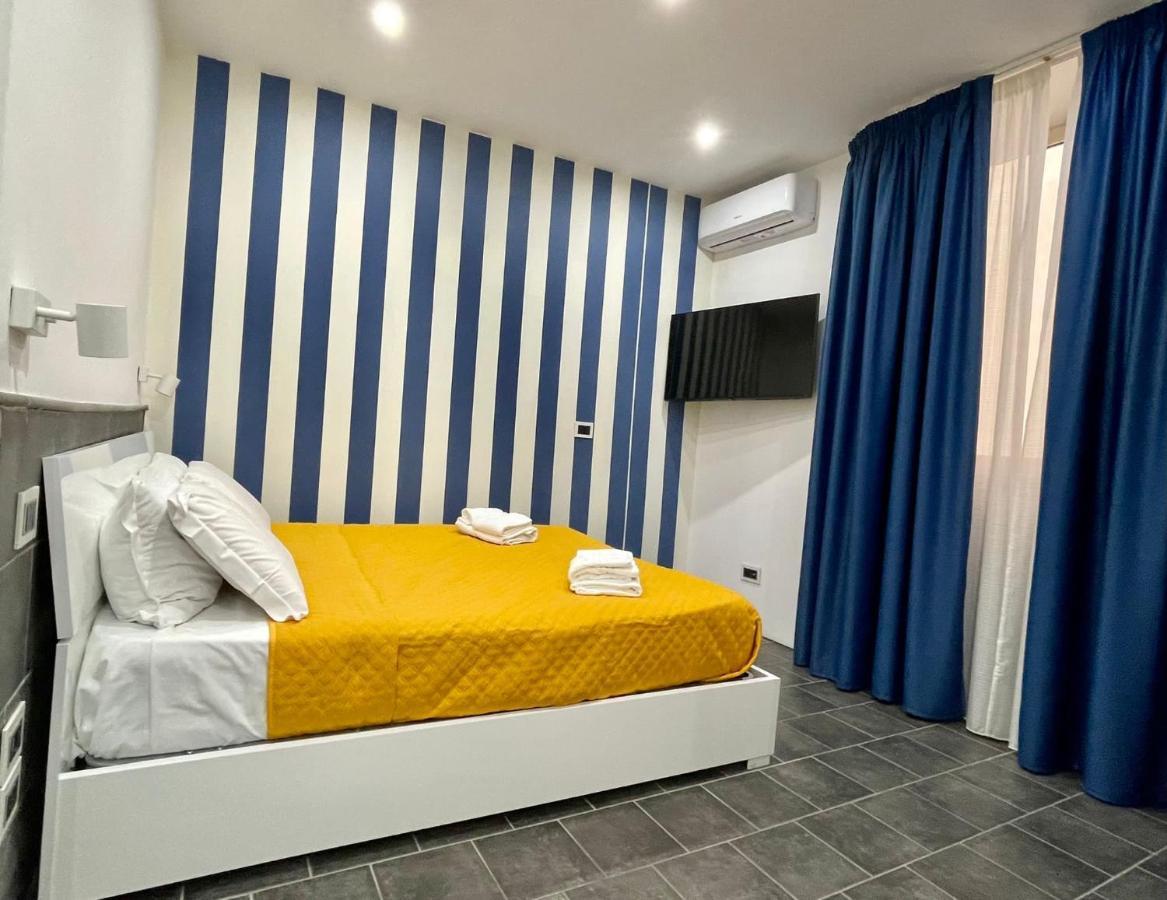 Hotel Yacht Club Angioino Napoli Esterno foto