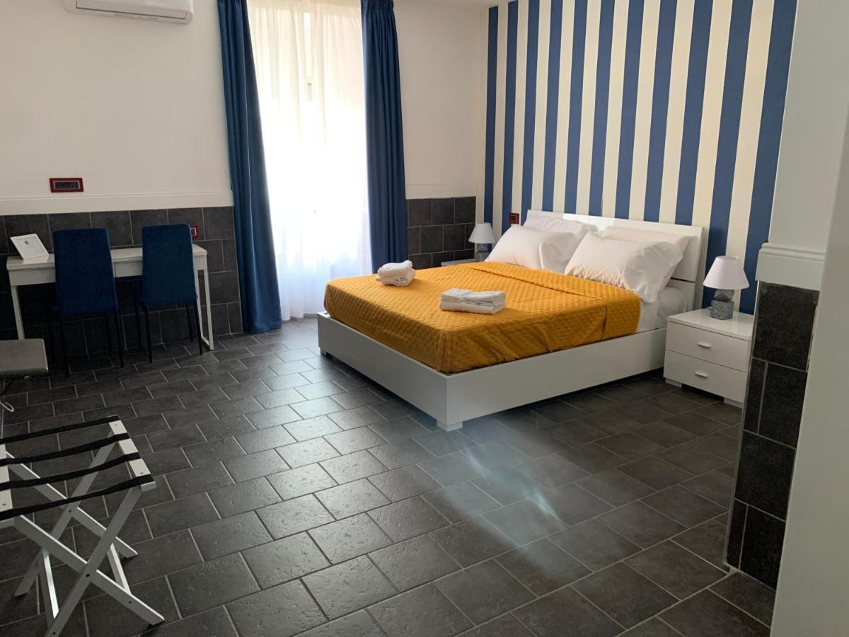 Hotel Yacht Club Angioino Napoli Esterno foto