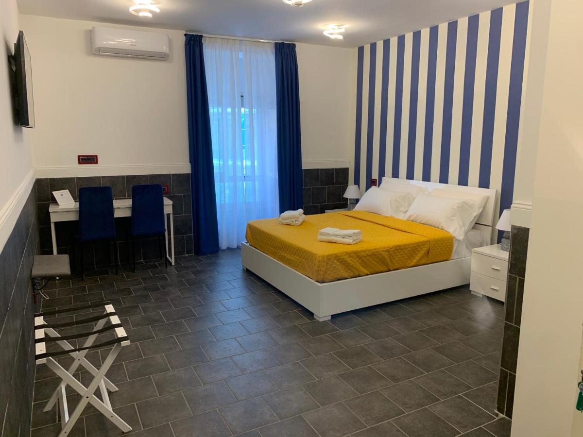 Hotel Yacht Club Angioino Napoli Esterno foto