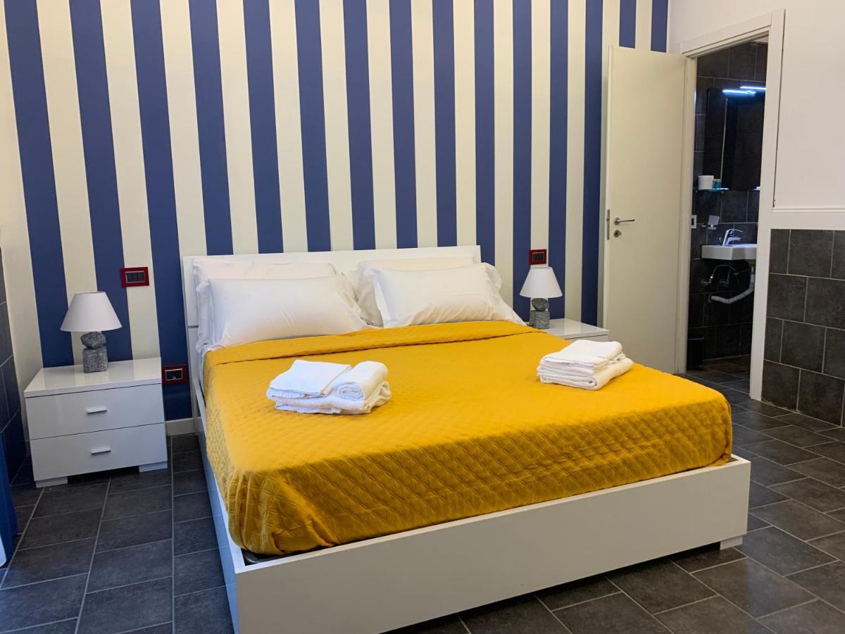 Hotel Yacht Club Angioino Napoli Esterno foto