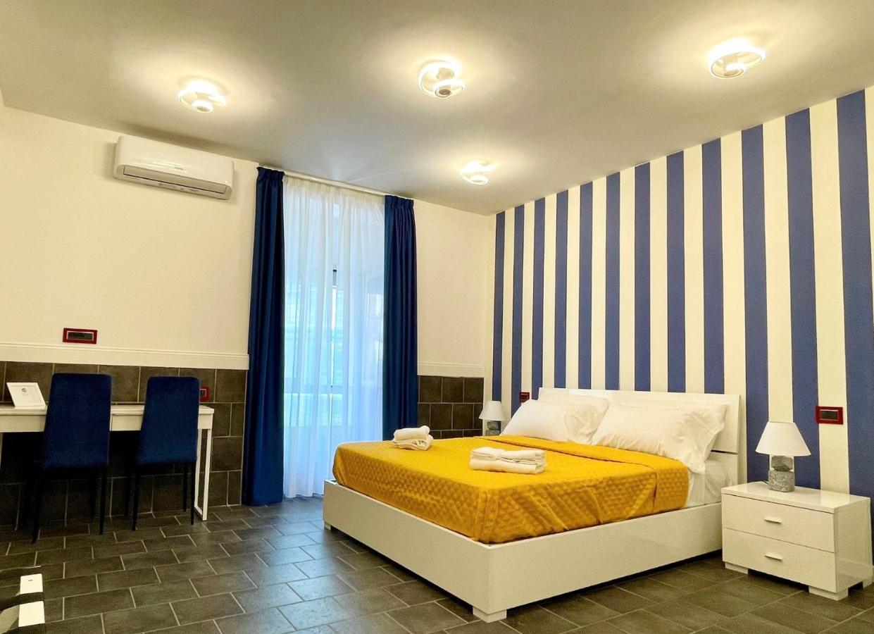 Hotel Yacht Club Angioino Napoli Esterno foto