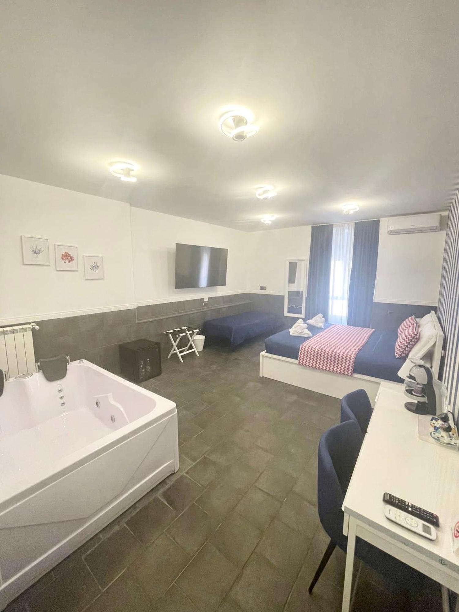 Hotel Yacht Club Angioino Napoli Esterno foto