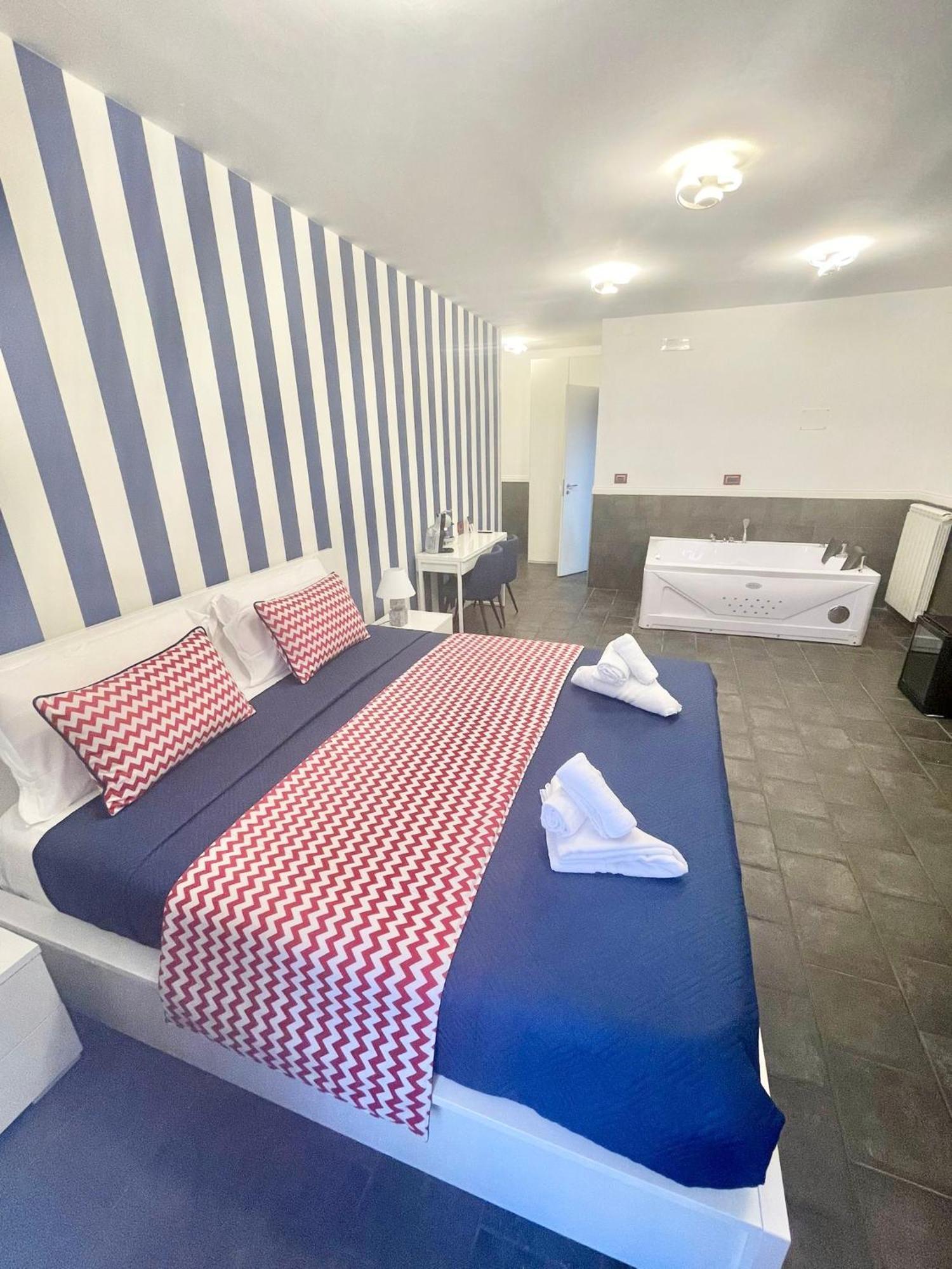 Hotel Yacht Club Angioino Napoli Esterno foto